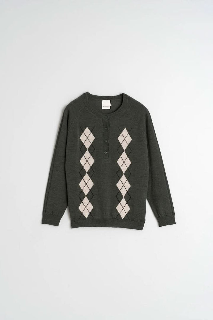 Chandail en mérinos avec motif argyle, col rond et patte de boutonnage pour un look élégant et moderne.
