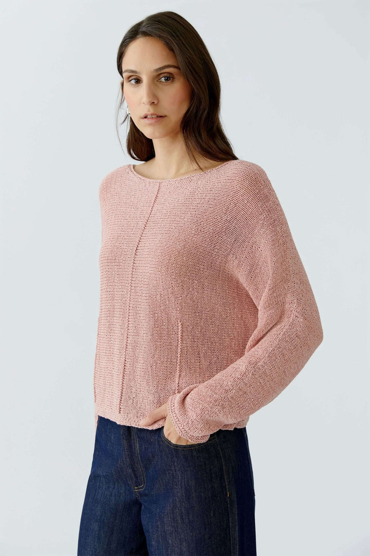 Chandail en ruban tricoté rose avec coupe décontractée et encolure dégagée, idéal pour un style quotidien. Décris moi le produit en français.