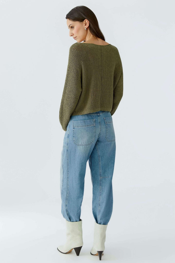 Femme portant un chandail en ruban tricoté avec jeans décontractés, vue de dos