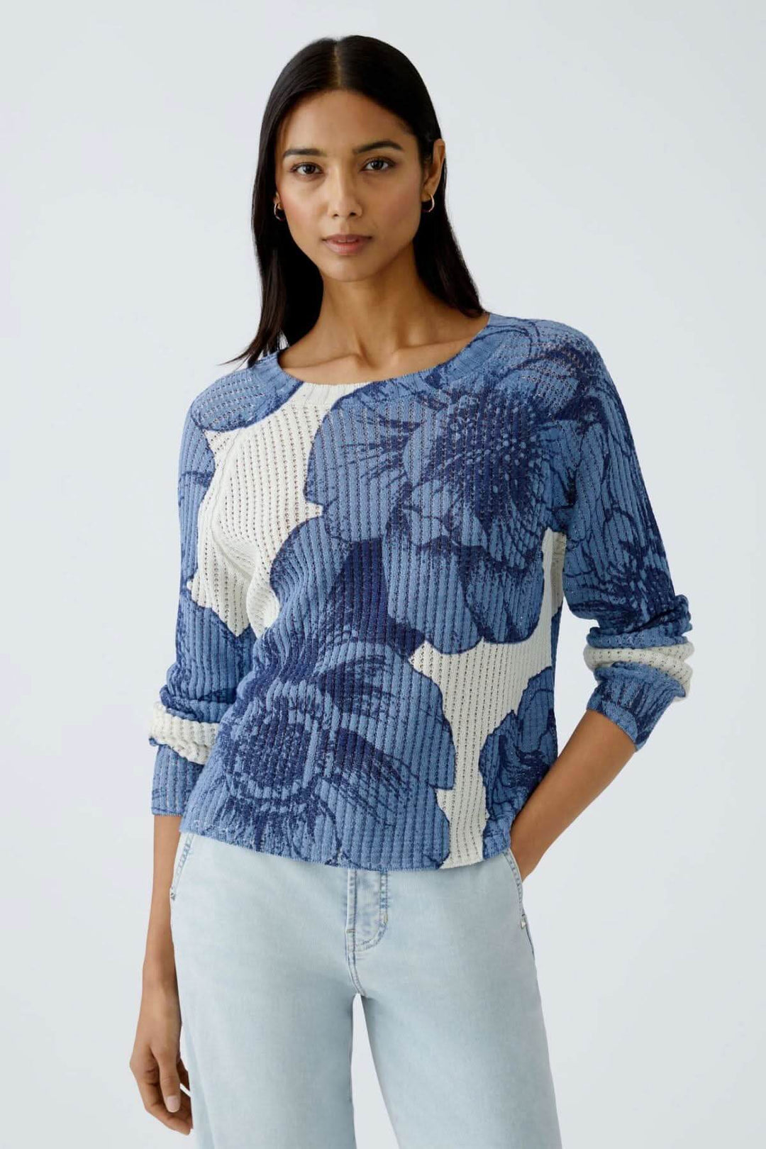 Chandail en tricot côtelé à motif floral bleu, coupe décontractée et manches longues, idéal pour un look moderne.