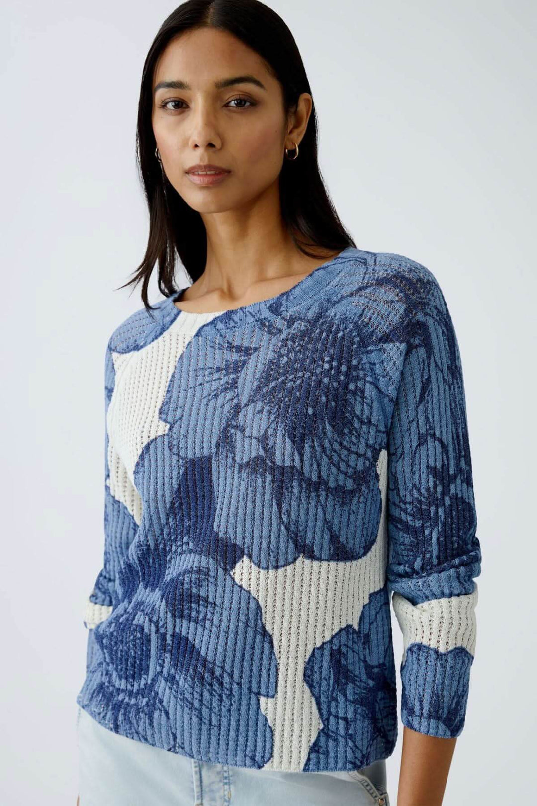 Chandail en tricot côtelé floral bleu, avec encolure ronde et manches longues, idéal pour une garde-robe moderne.