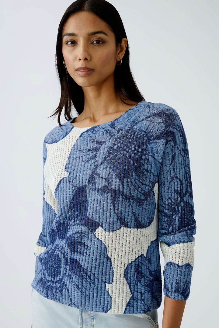 Chandail en tricot côtelé floral bleu, avec encolure ronde et manches longues, idéal pour une garde-robe moderne.