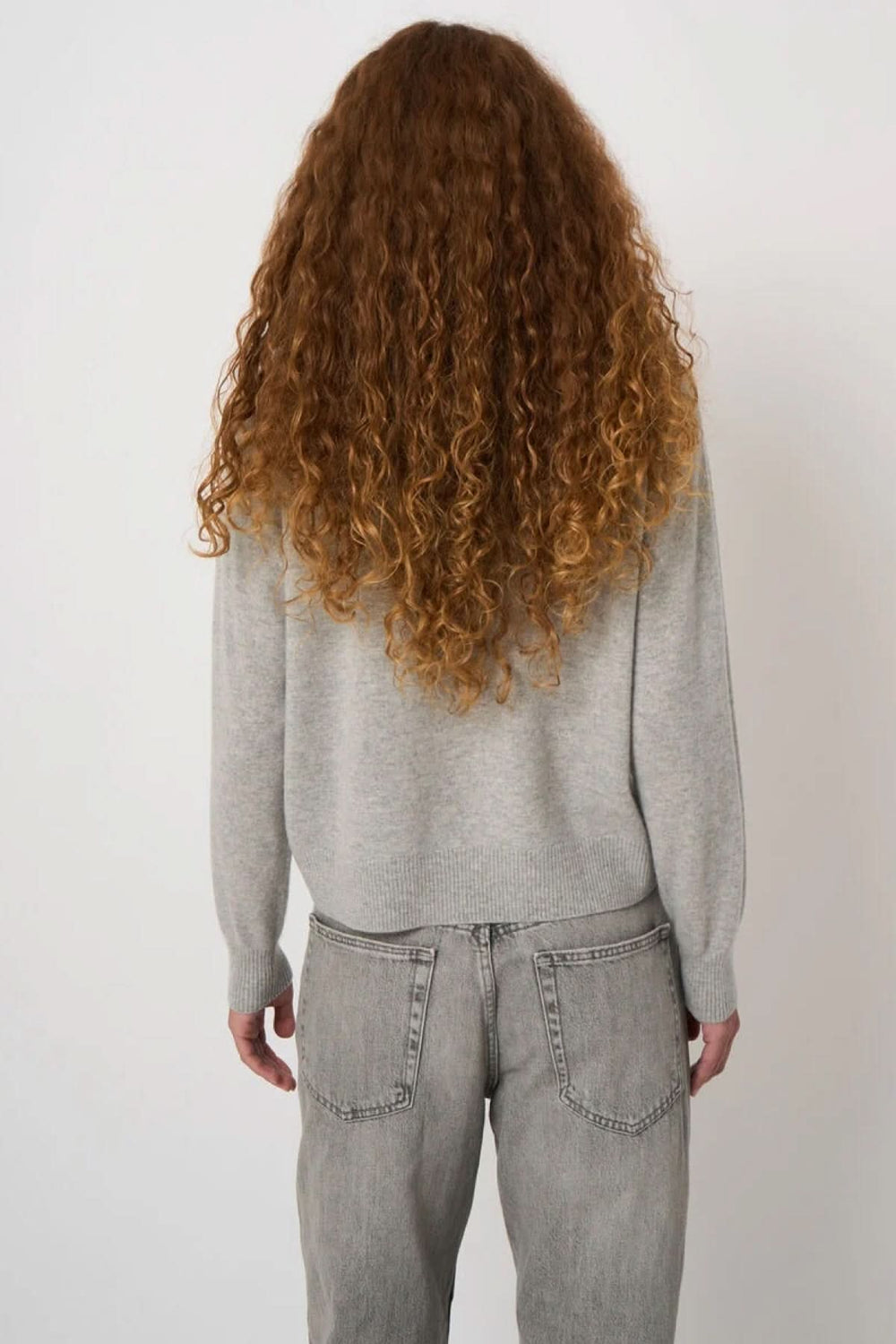 Chandail en tricot gris avec motif géométrique, coupe droite et polyvalente pour un style confortable quotidien, vu de dos.