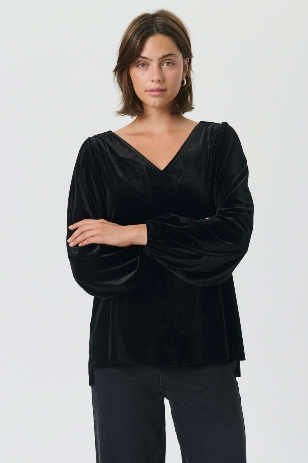 Chandail en velours Madis avec manches bouffantes et encolure en V pour un style chic et élégant.