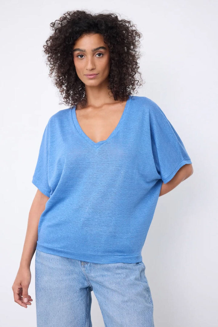 Chandail à encolure en V bleu ample pour un style décontracté, confortable et moderne, parfait avec un jean ou un pantalon habillé.