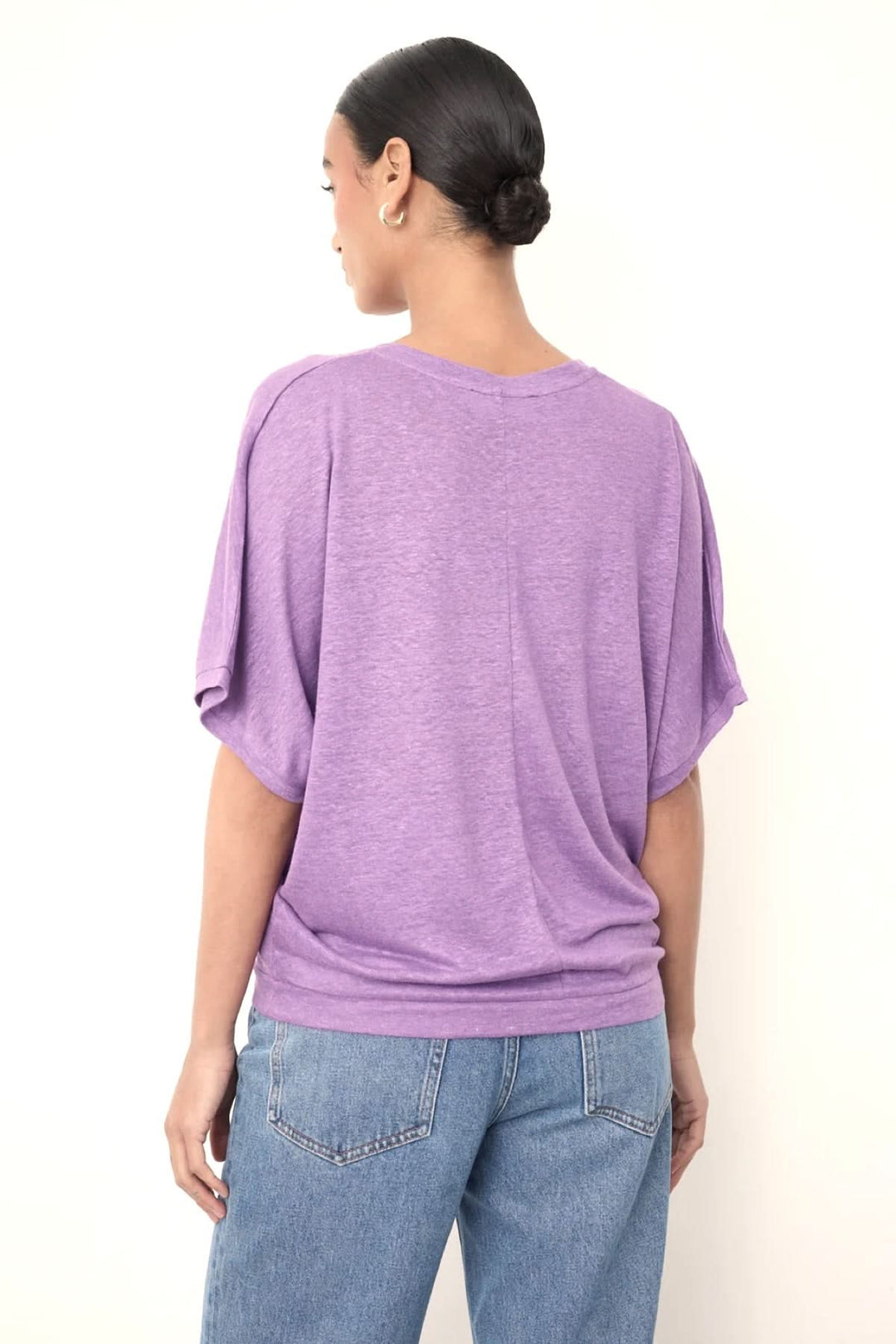Vue arrière du Chandail à encolure en V en maille légère, couleur violet, coupe ample et fluide, avec manches courtes larges.