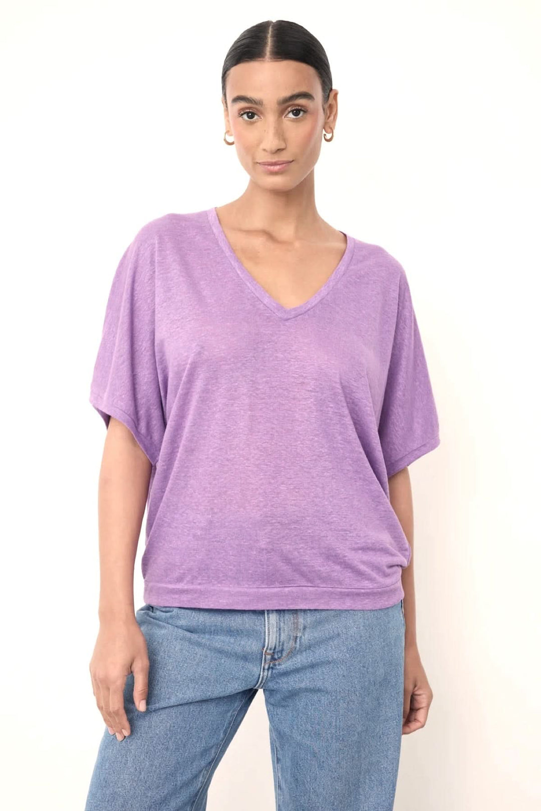 Chandail à encolure en V en maille légère, ample et fluide, parfait pour un style décontracté avec jean. Couleur violette. Manches courtes.