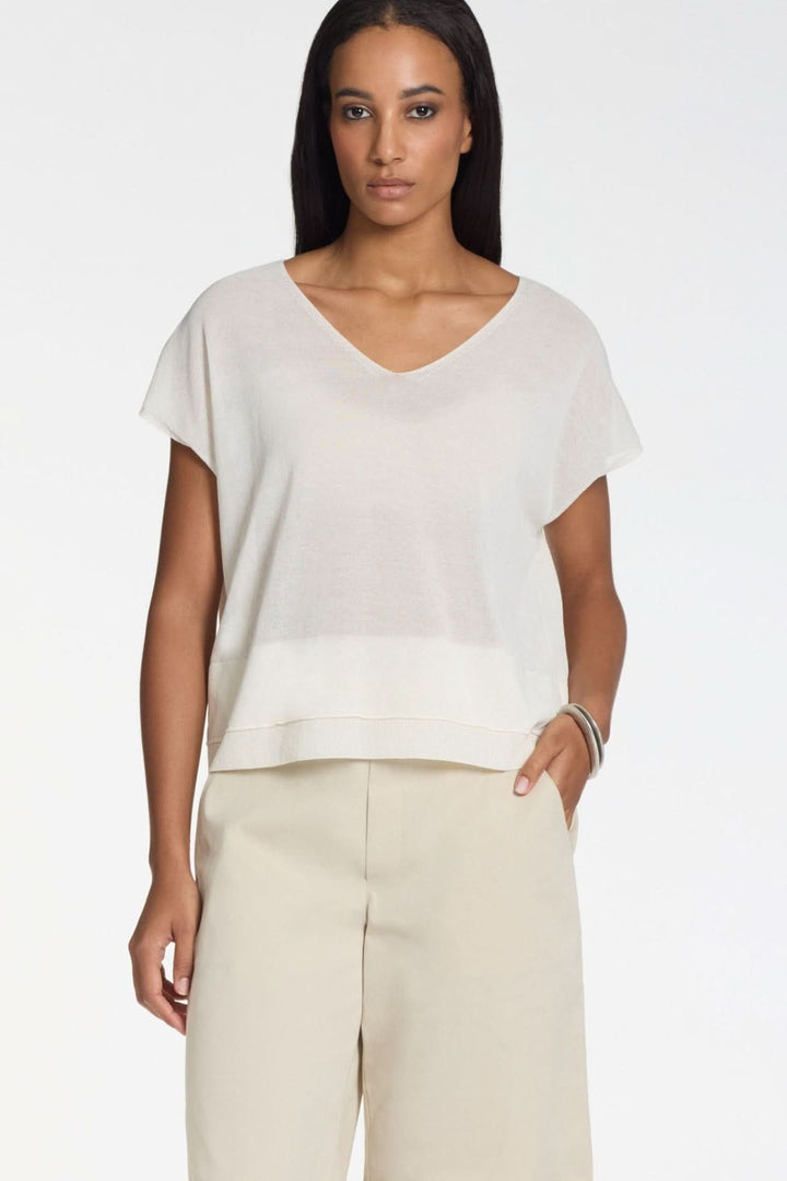 Chandail fluide à manches courtes col v pour un look moderne et épuré, en maille légère et douce, 100% viscose.