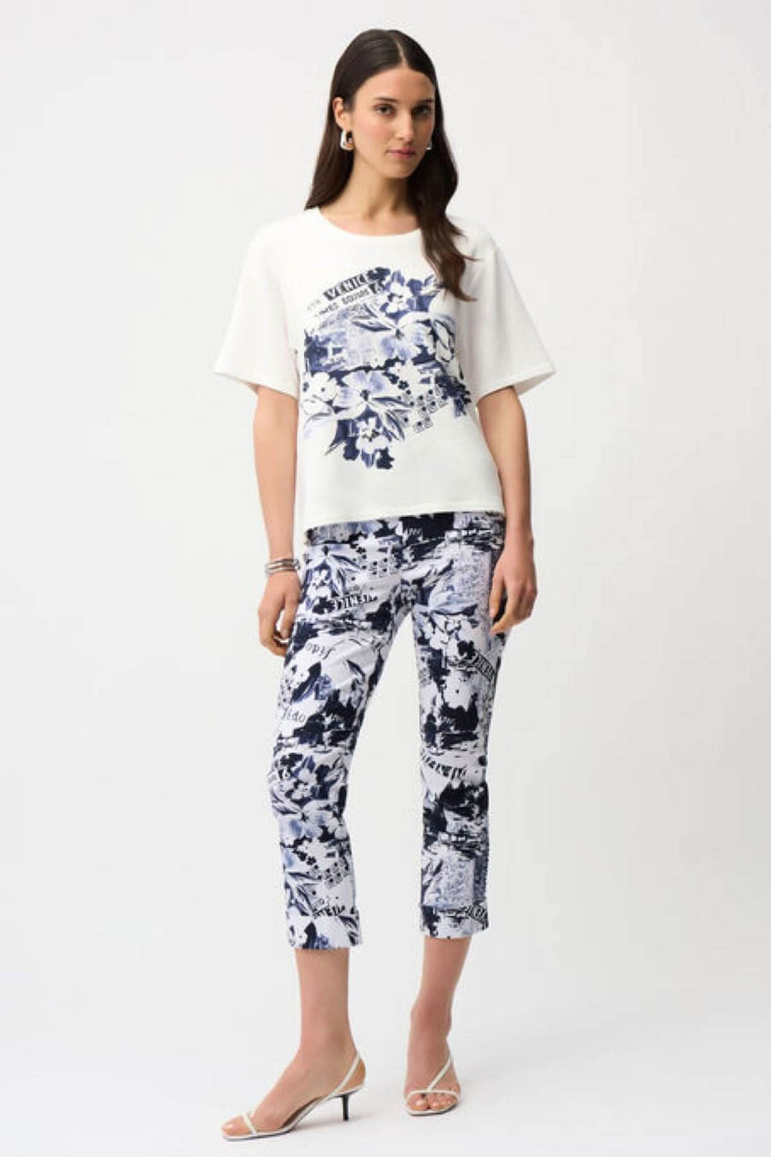 Femme portant un chandail imprimé avec imprimé artistique inspiré du voyage, coupe décontractée, tenue moderne et confortable.