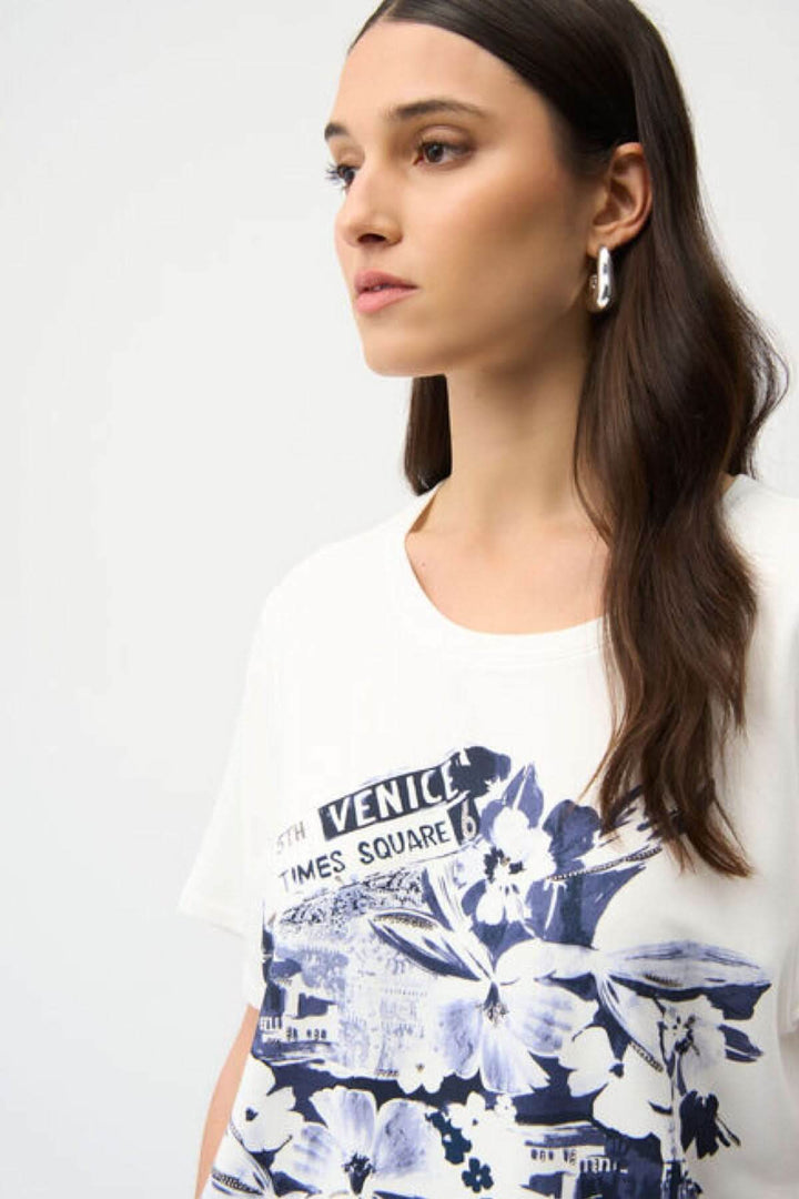 Femme portant un chandail imprimé avec motif artistique et encolure ronde, idéale pour style décontracté et moderne.