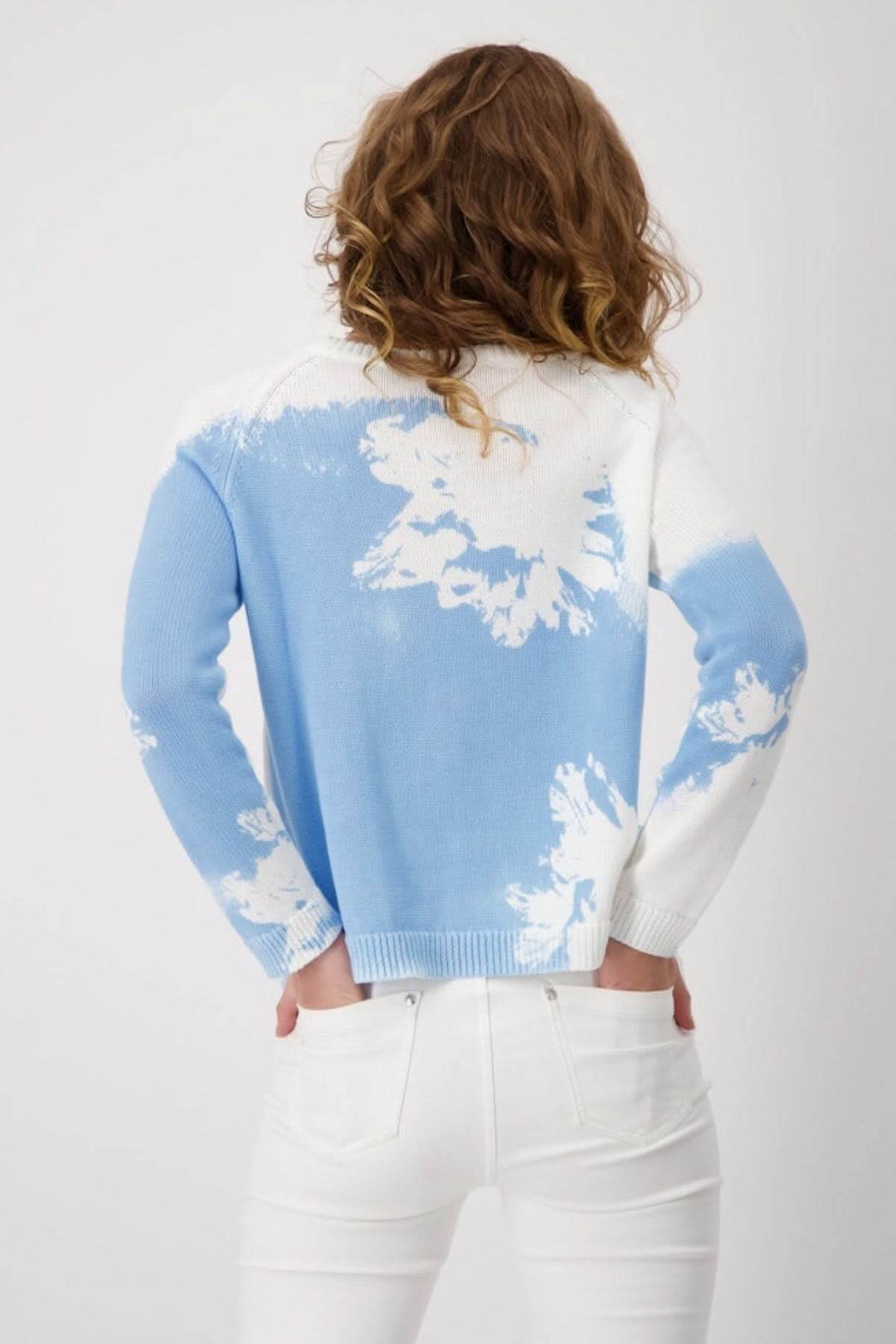 Chandail imprimé floral en bleu et blanc, coupe confortable, parfait pour le printemps et les superpositions.