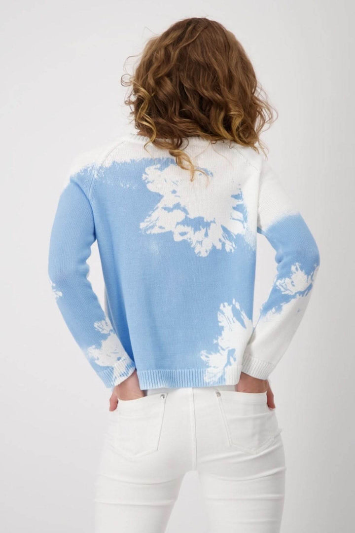Chandail imprimé floral en bleu et blanc, coupe confortable, parfait pour le printemps et les superpositions.