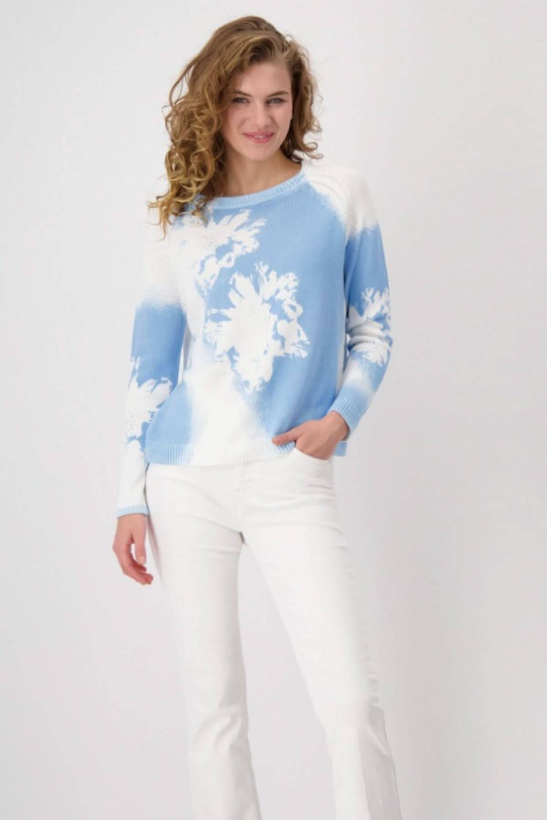 Chandail floral bleu léger avec manches longues, coupe confortable, idéal pour les superpositions printanières.