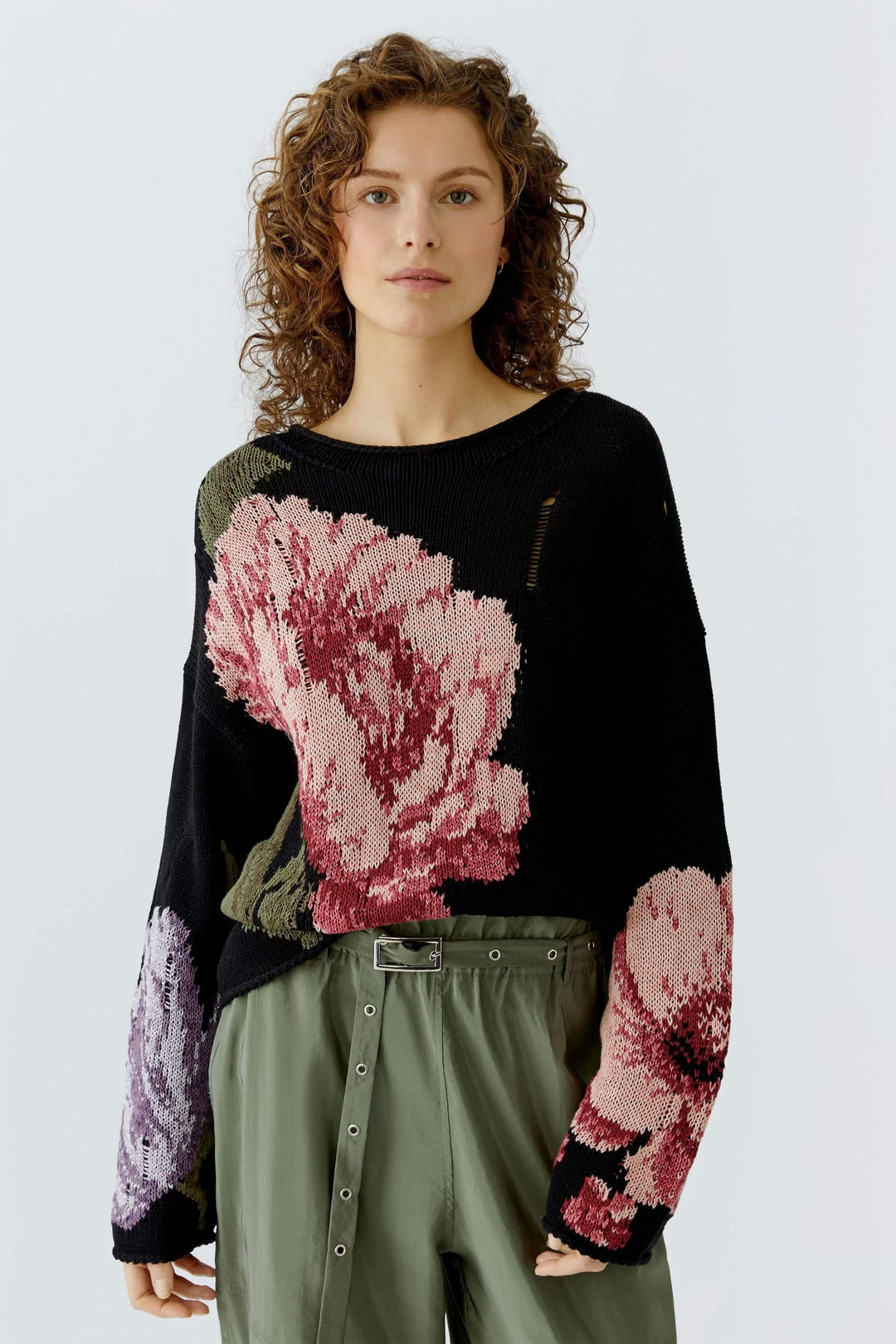 Chandail imprimé floral avec motif expressif, coupe décontractée et détails ajourés en maille pour un style artistique et confortable.