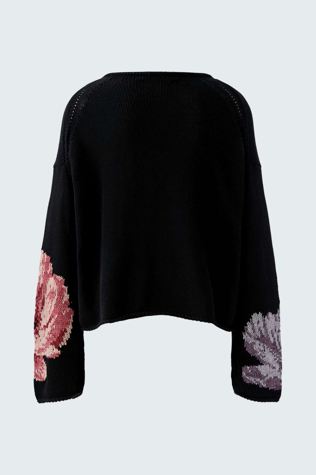 Chandail imprimé floral noir avec manches à motifs roses et violets, coupe décontractée, détails ajourés.