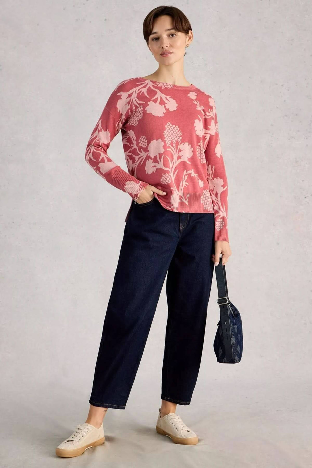 Modèle portant un chandail imprimé à manches longues Olive avec un jean et des baskets, dans un look décontracté élégant.