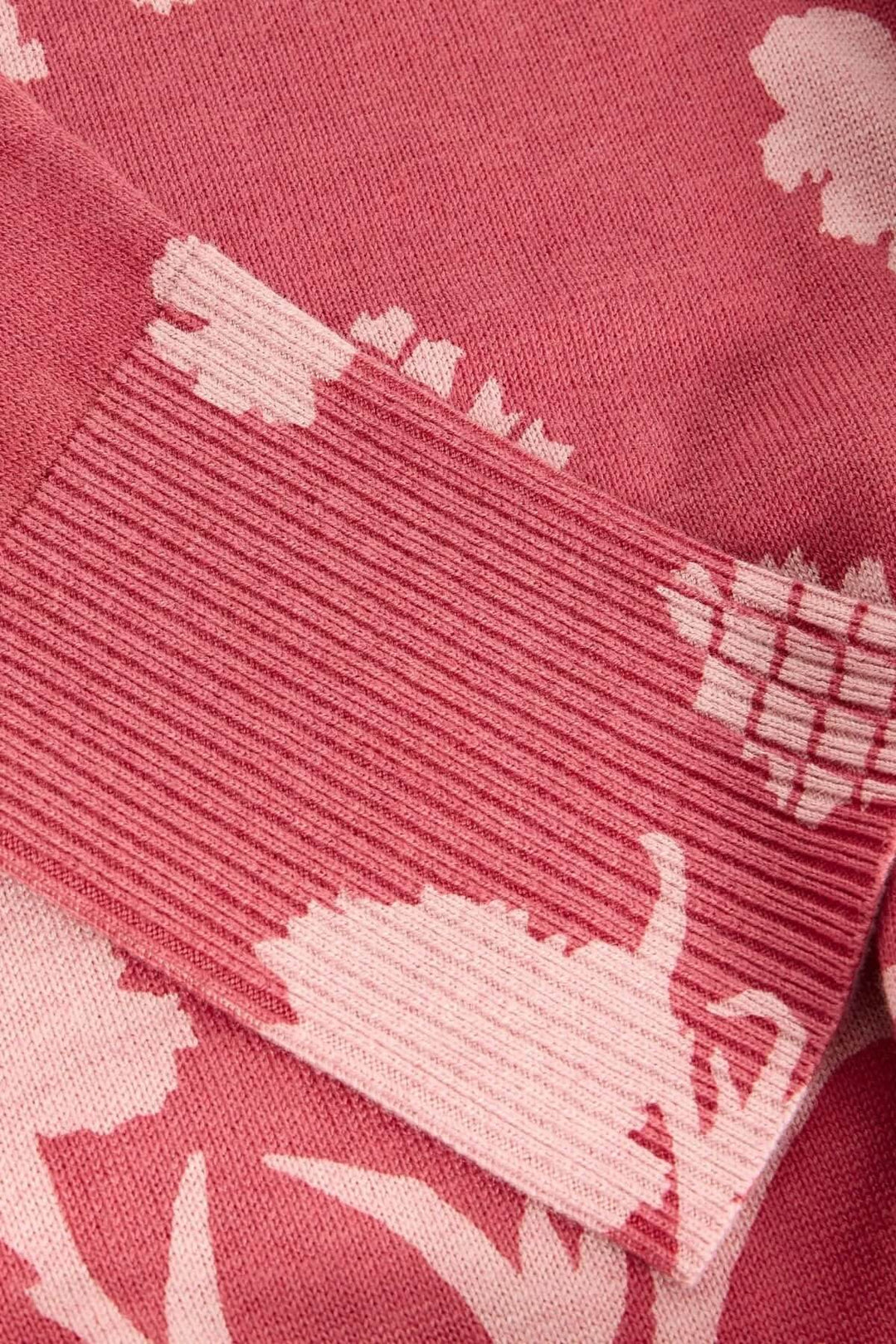 Chandail imprimé à manches longues Olive avec imprimé graphique rose, détail de maille douce et finitions côtelées.