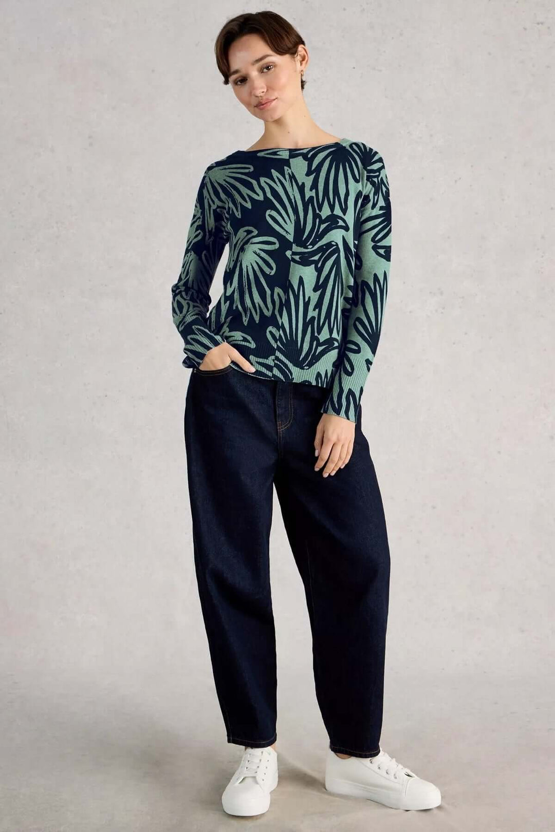Femme portant un Chandail imprimé à manches longues Olive avec un imprimé graphique et une coupe confortable, style décontracté.