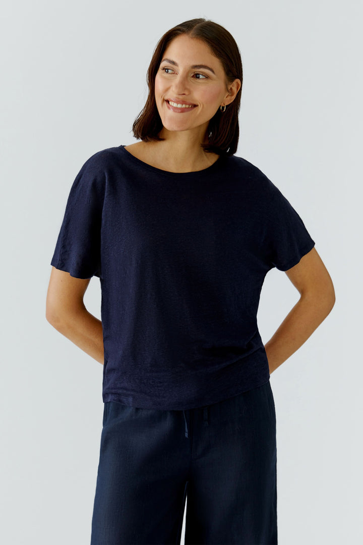 Chandail à manches courtes fluide en tissu léger, porté par modèle souriant
