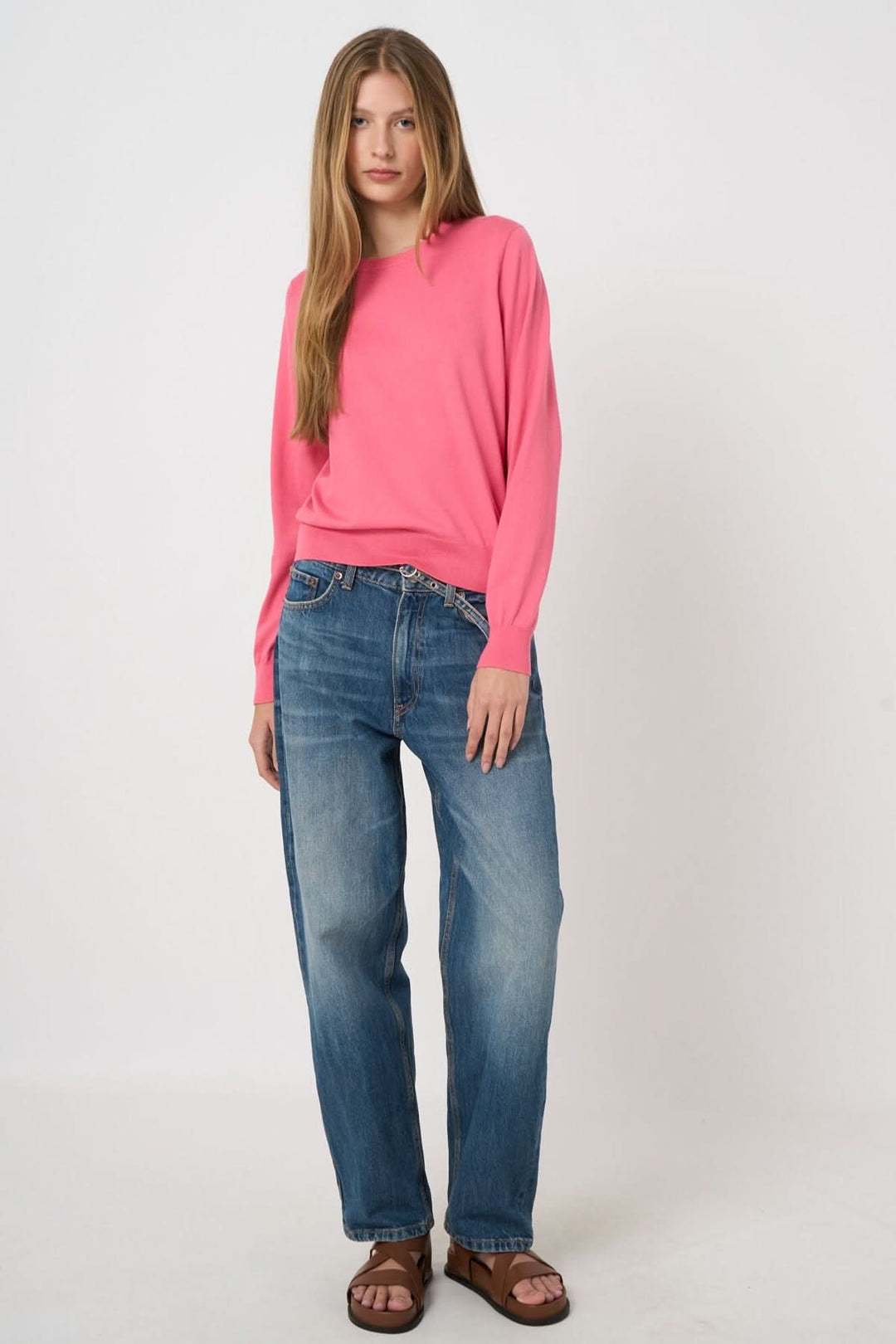 Chandail à manches longues rose porté par une femme avec un jean, style quotidien et confortable.
