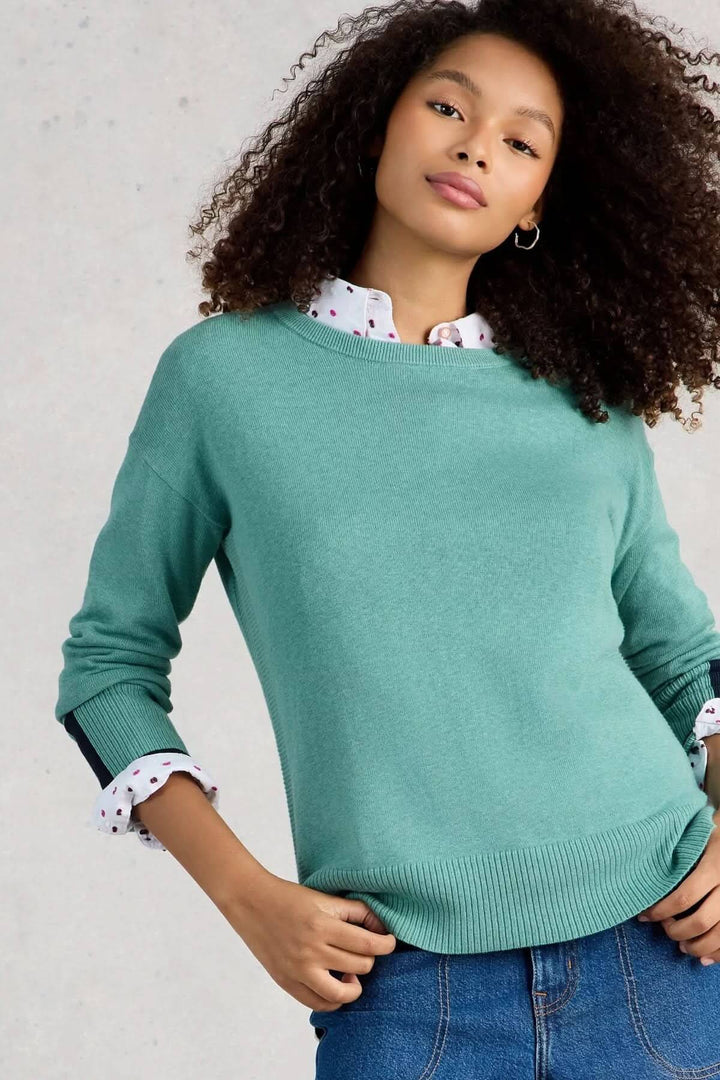 Femme portant le Chandail à manches longues et col rond Olive, tricot doux et coupe droite, idéal pour un look décontracté et soigné.