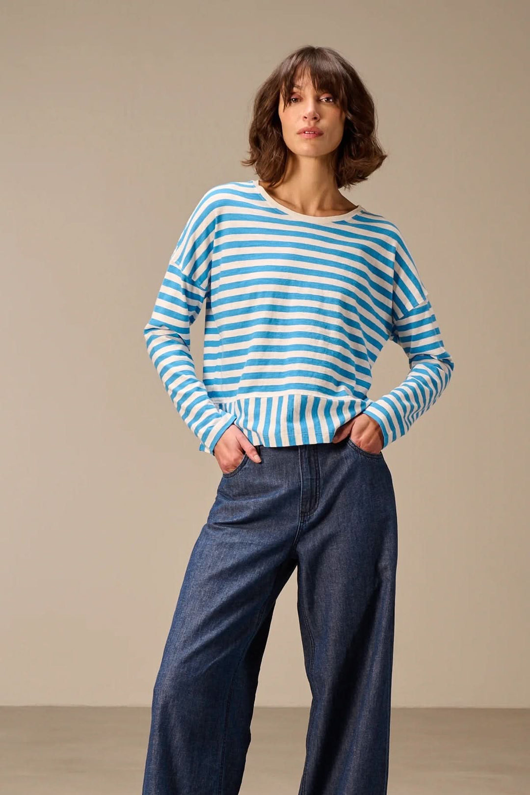 Chandail à manches longues rayé coupe décontractée en bleu et blanc avec encolure ronde, parfait pour un style décontracté et contemporain.