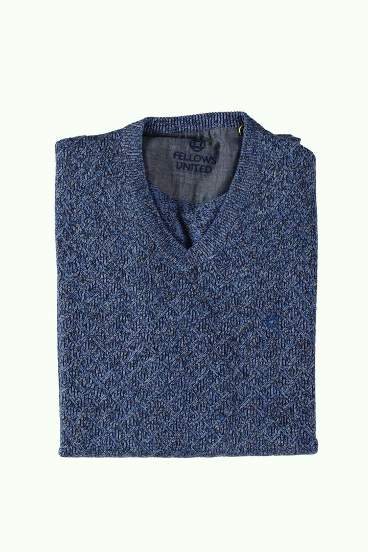 Chandail à manches longues texturé bleu avec maille, coupe régulière et encolure en V, idéal pour style décontracté ou habillé.