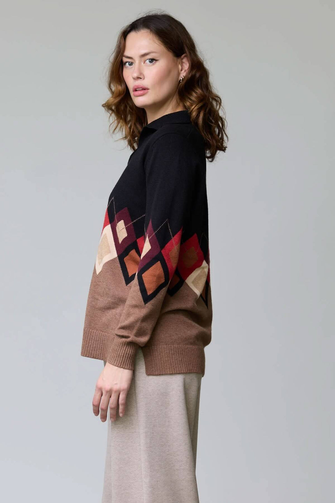 Chandail à motif losanges avec maille douce et coupe décontractée, idéal pour l'automne et l'hiver, présentant un col ouvert élégant.