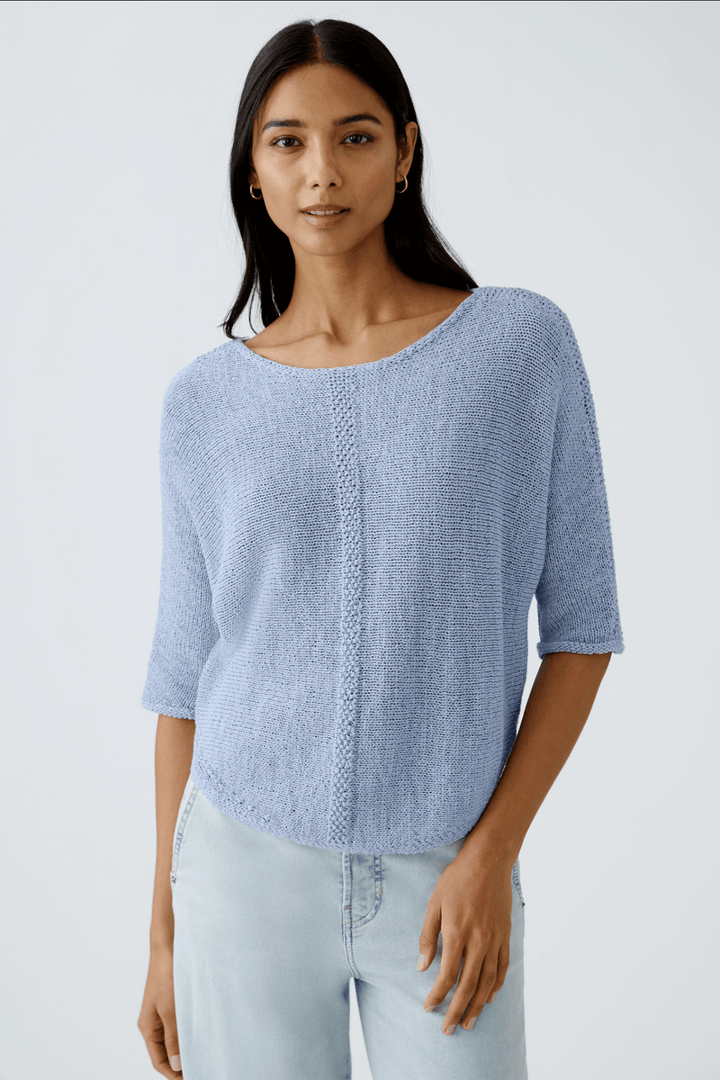 Chandail mousse ombragée léger, en tricot texturé bleu clair avec coupe décontractée et manches aux coudes.