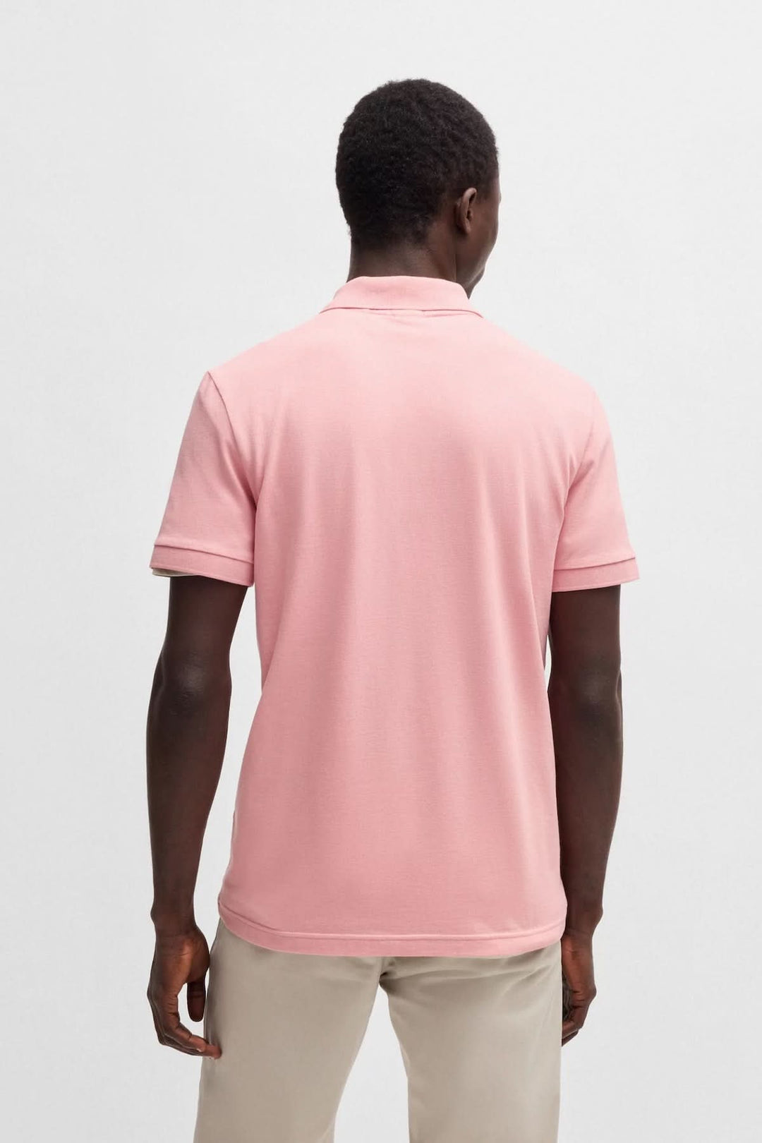 Chandail polo à logo Boss, coupe classique, couleur rose, porté par un homme, vue arrière.