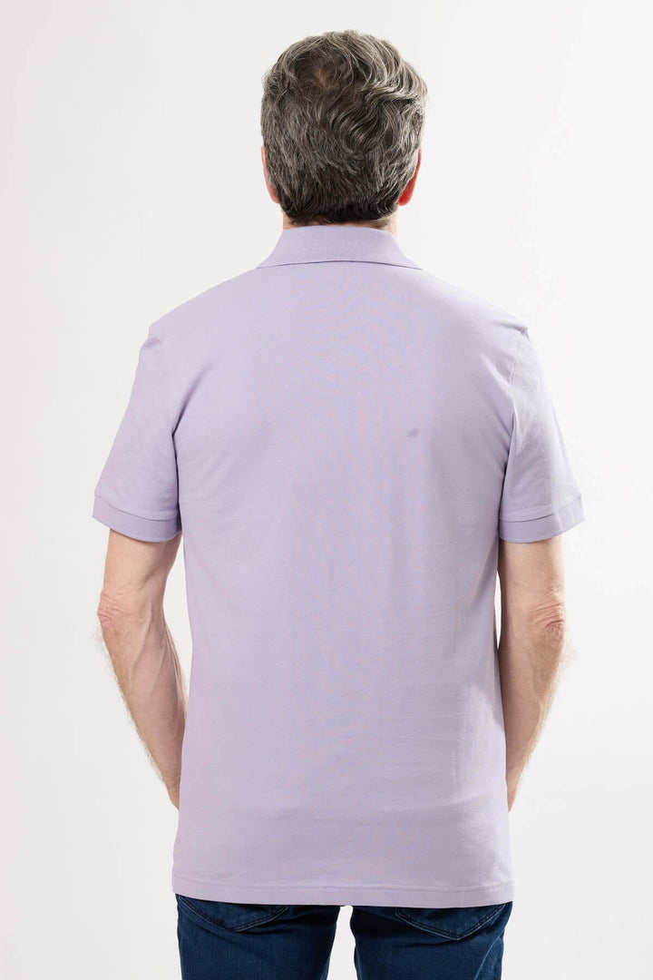 Homme vue de dos portant un polo à logo BOSS de couleur lilas, style classique et décontracté.