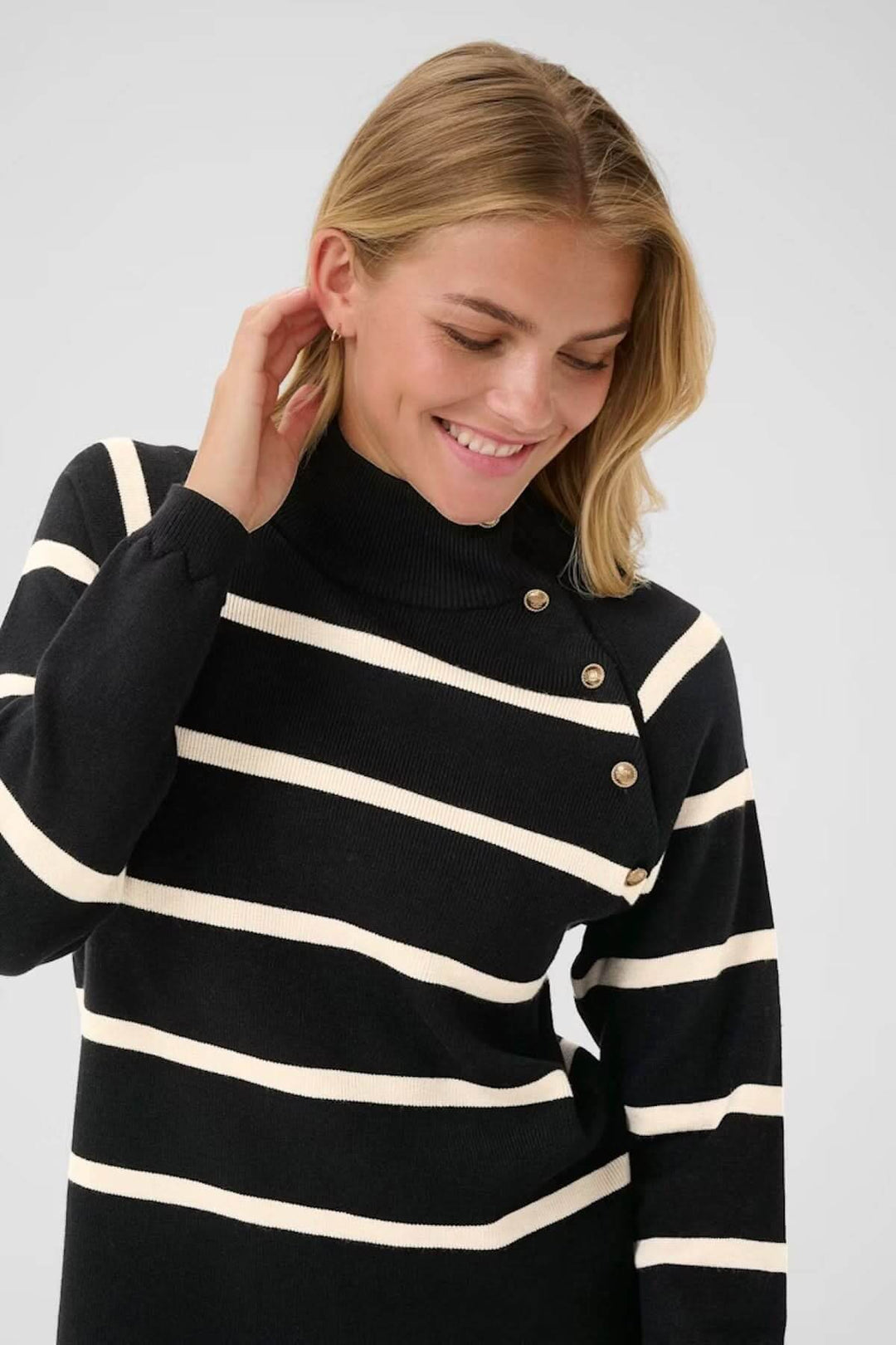 Chandail rayé à col montant avec boutons décoratifs, style marin chic et élégant.
