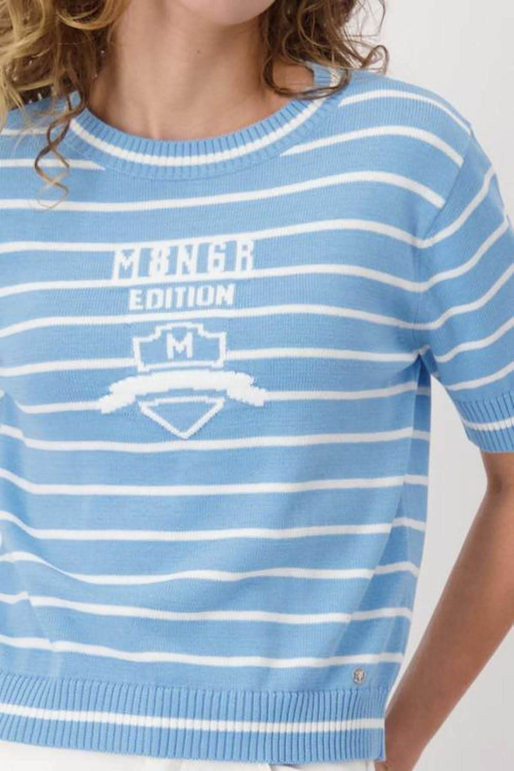 Chandail rayé bleu en coton avec inscription graphique et finitions côtelées, parfait pour un look décontracté.