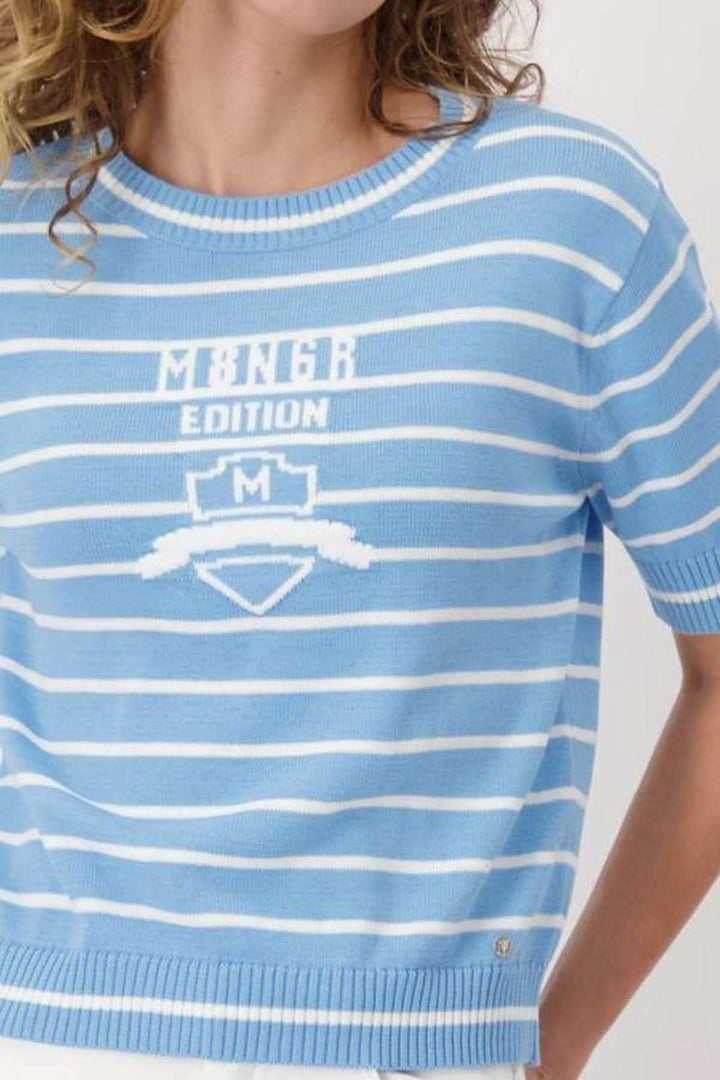 Chandail rayé bleu en coton avec inscription graphique et finitions côtelées, parfait pour un look décontracté.