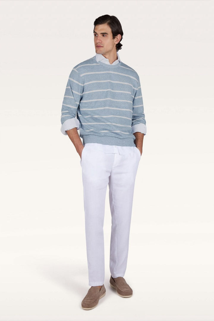 Homme portant un chandail rayé en lin et coton Urukai, style Riviera élégant, maille légère pour mi-saison, coupe régulière