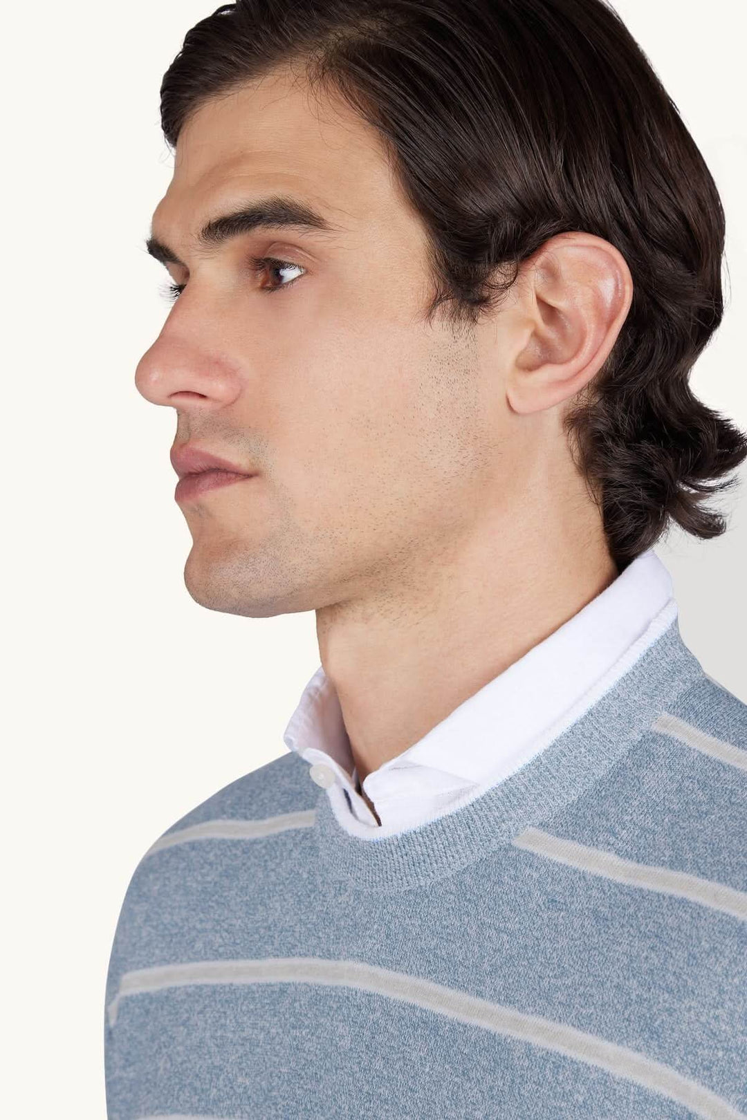 Chandail rayé en lin et coton Urukai porté par un homme, style Riviera, maille raffinée, confort mi-saison, coupe régulière.