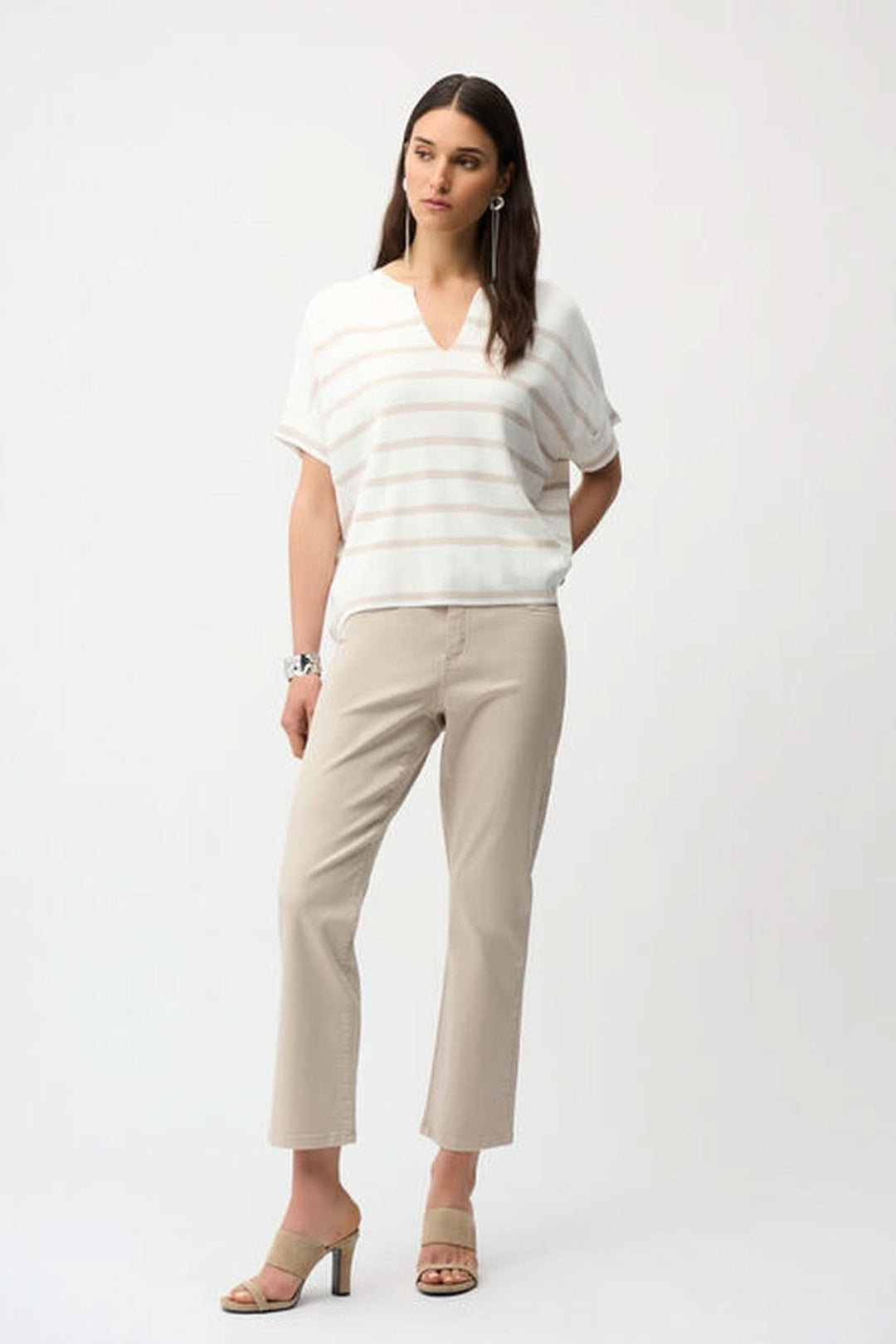 Chandail rayé encolure fendue à manches courtes, parfait pour un look chic-décontracté avec détails élégants et coupe décontractée.