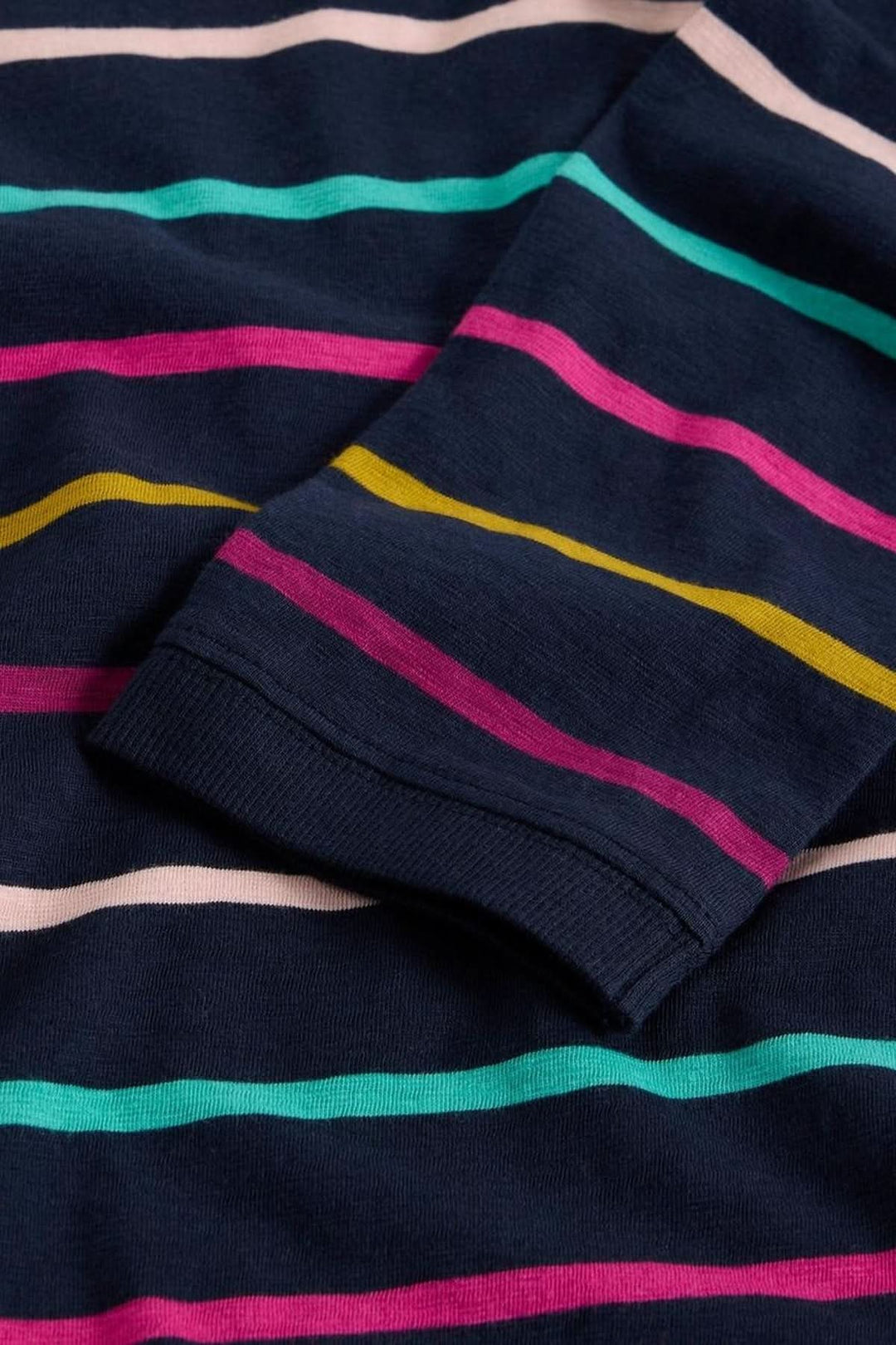 Chandail rayé manches longues en jersey léger avec rayures colorées. Encolure ronde et poignets côtelés pour un style décontracté.
