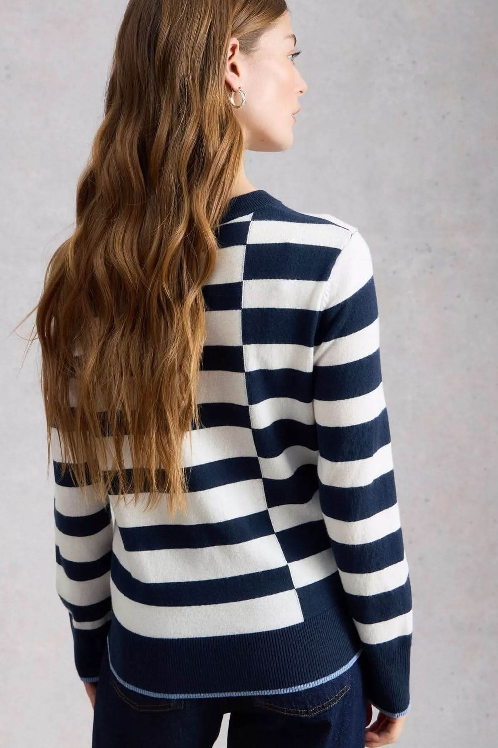 Dos d'un Chandail à rayures Katie en maille, coupe droite, encolure ronde, avec manches longues et motif rayé noir et blanc.