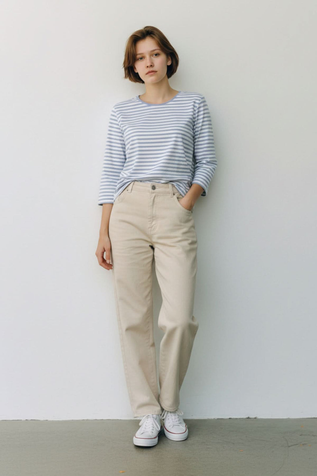 Femme portant le Chandail à rayures manches 3/4 BONNIE avec un pantalon beige, style décontracté et élégant.