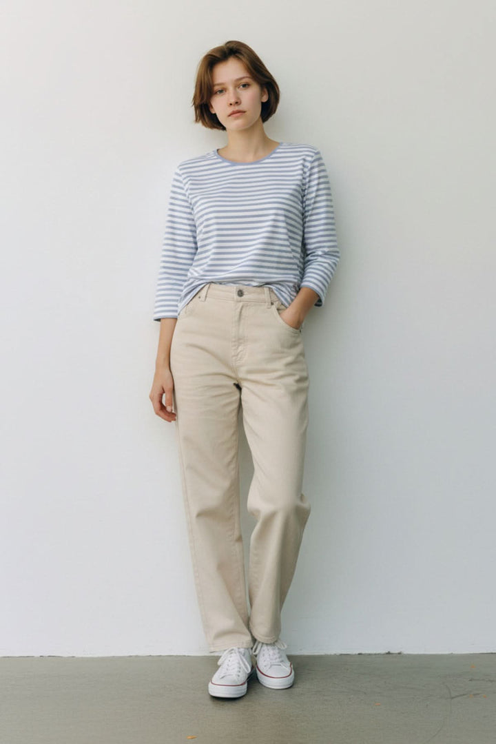 Femme portant le Chandail à rayures manches 3/4 BONNIE avec un pantalon beige, style décontracté et élégant.
