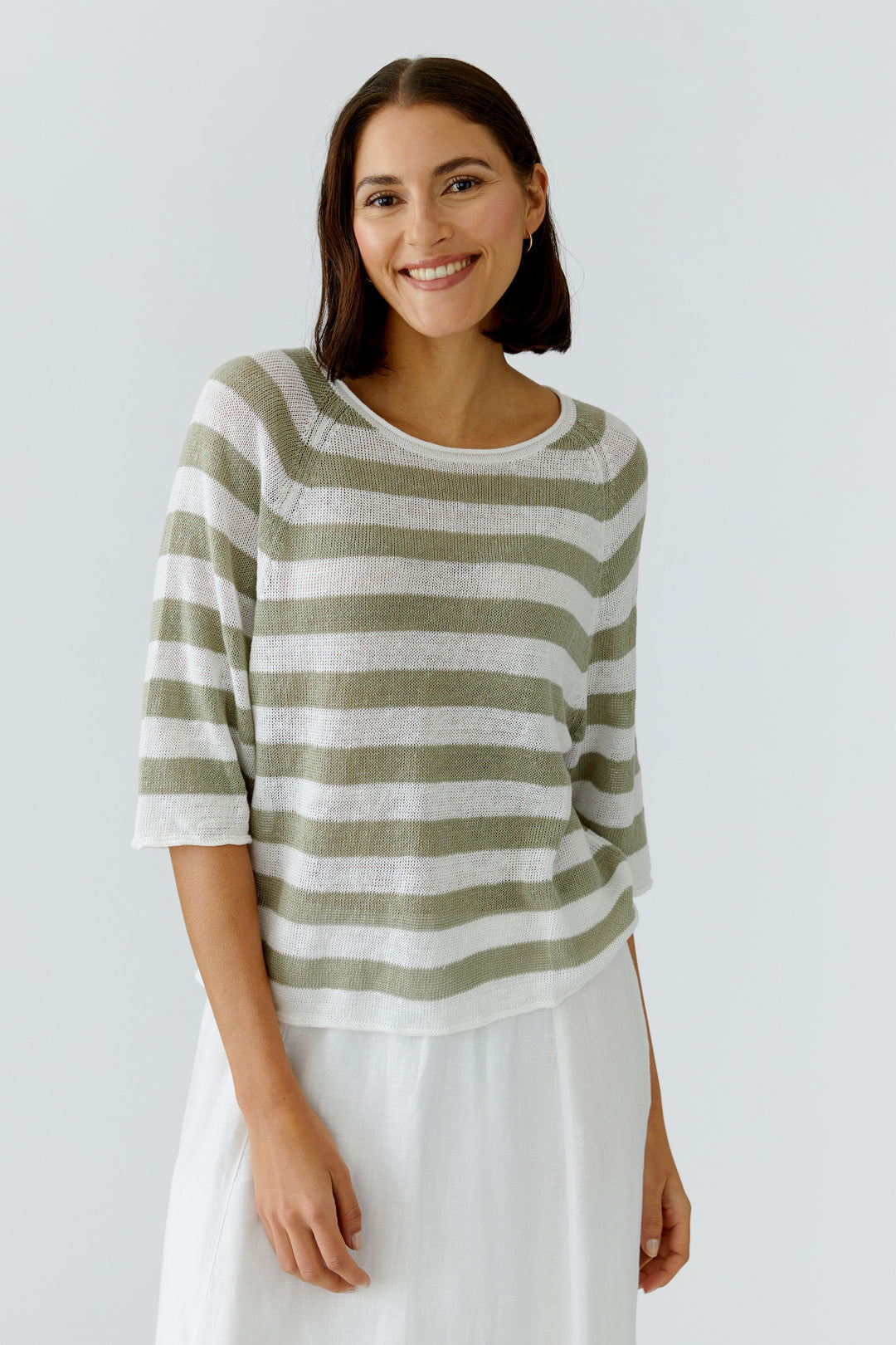 Femme portant un chandail à rayures texturées manches trois-quarts, coupe droite, encolure ronde, look élégant et confortable.