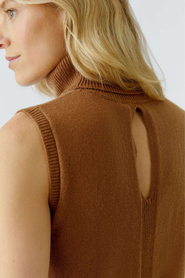 Chandail sans manches à col roulé, dos ajouré en maille fine, vue de côté du détail ajouré, style moderne et féminin.