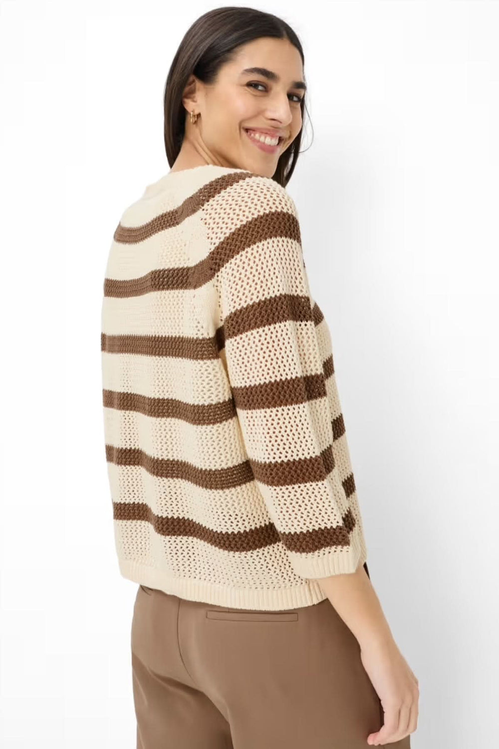 Femme portant le Chandail tricot NALA rayé, manches trois-quarts, coupe confortable, idéal pour un look décontracté et raffiné.