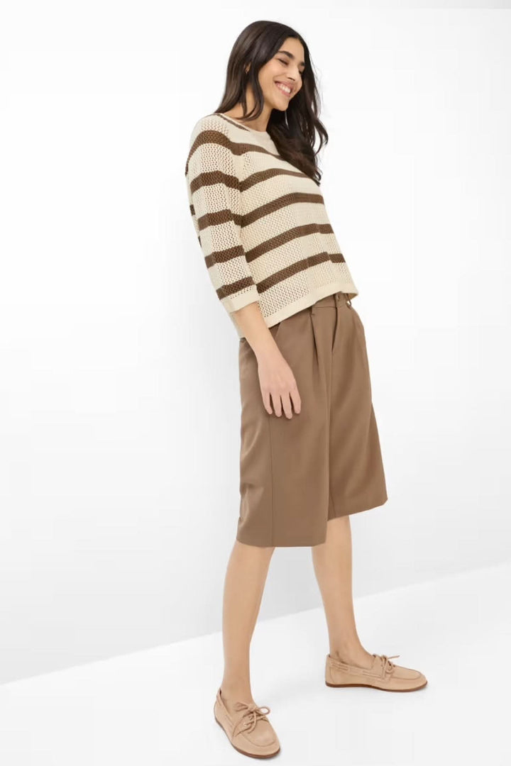 Modèle portant le Chandail tricot NALA rayé avec manches trois-quarts et encolure ronde, idéal pour un style décontracté et raffiné.