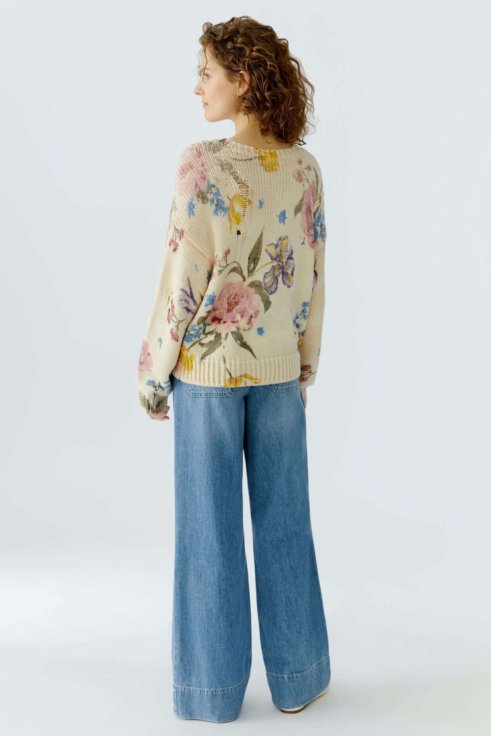 Chandail vintage tendance avec imprimé floral artistique et coupe décontractée, encolure ronde, détails ajourés sur maille.