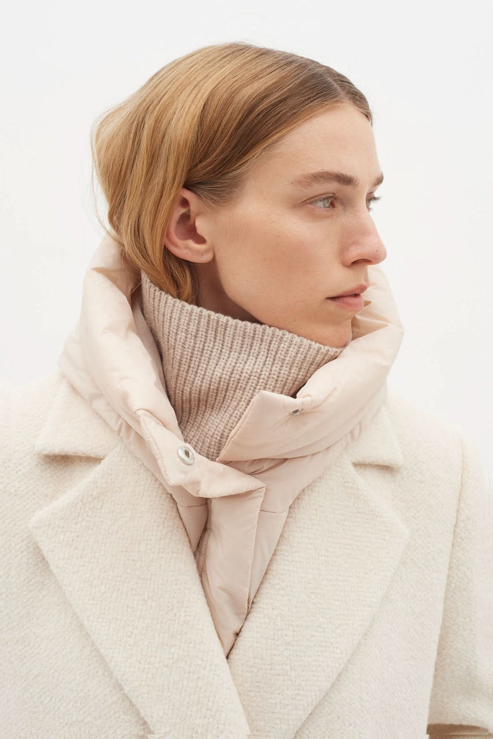 Femme portant une capuche matelassée élégante et contemporaine, idéale pour un hiver chaud et stylé.