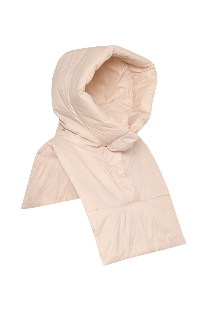 Chapeau capuche matelassé beige, parfait pour ajouter chaleur et style à votre tenue d'hiver par temps froid.