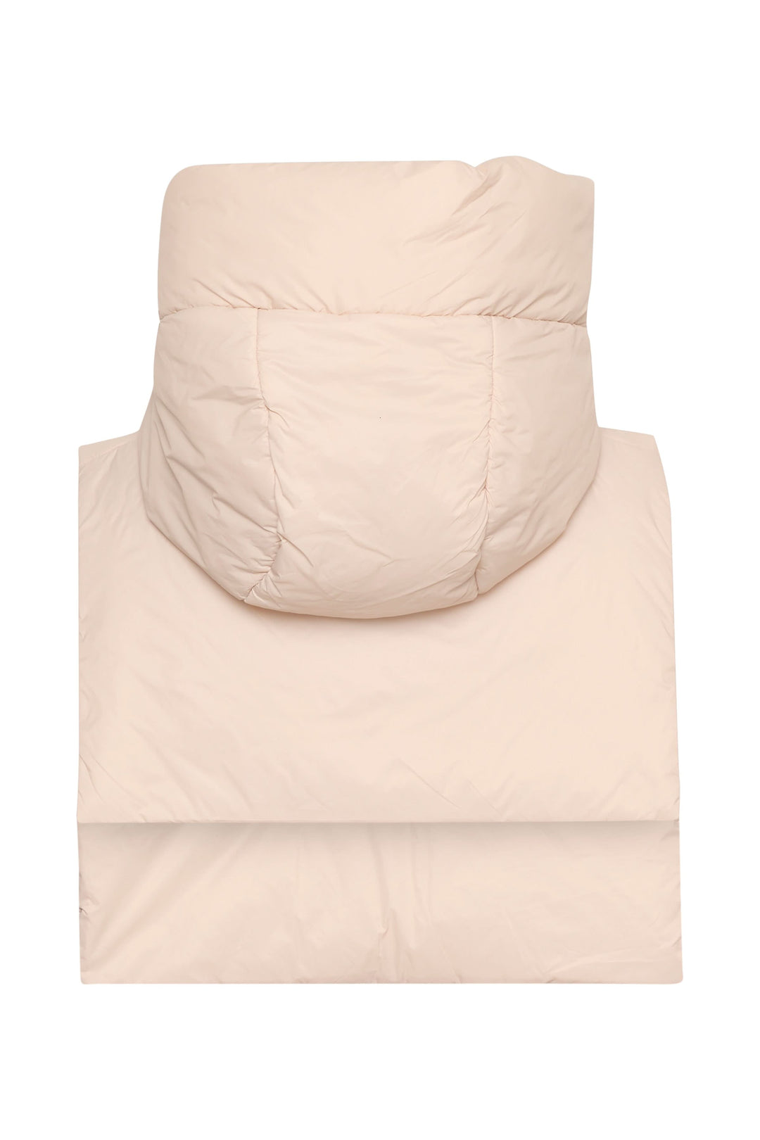 Capuche matelassée beige, ajoutant chaleur et élégance à un manteau d'hiver.