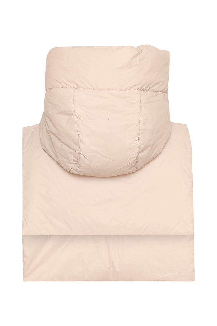 Capuche matelassée beige, ajoutant chaleur et élégance à un manteau d'hiver.
